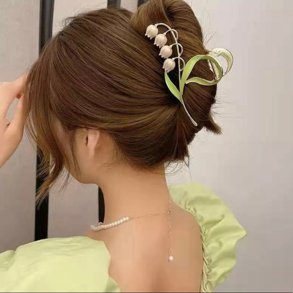 Feel Chic & Beautiful | Floral Tulip Hair Claw Clip Accessory